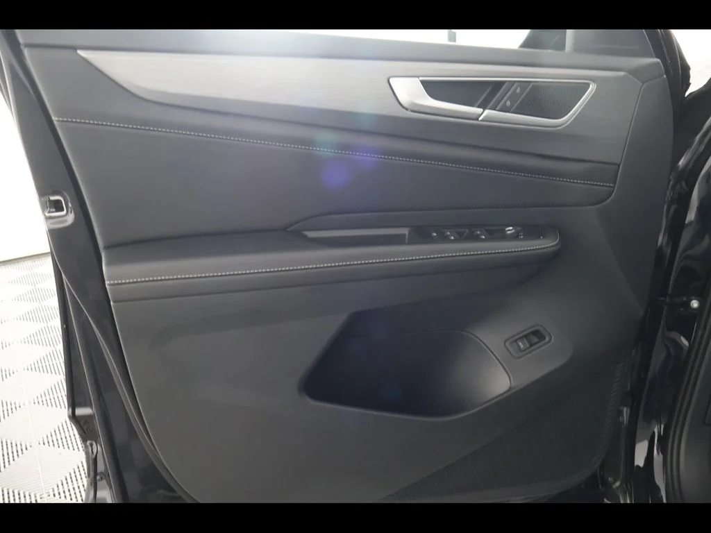New 2026 Black Volkswagen 2.0T SE w/Technology image 28