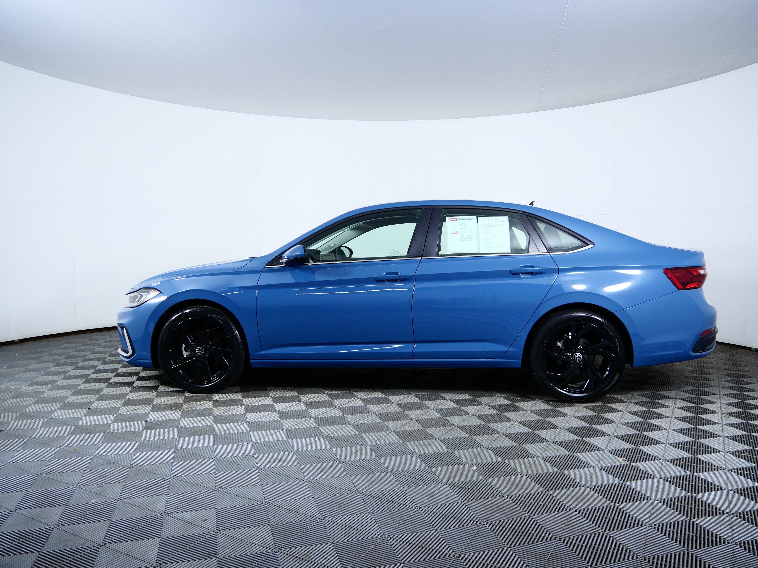 Used 2025 MONTERY BLUE Volkswagen SE image 4
