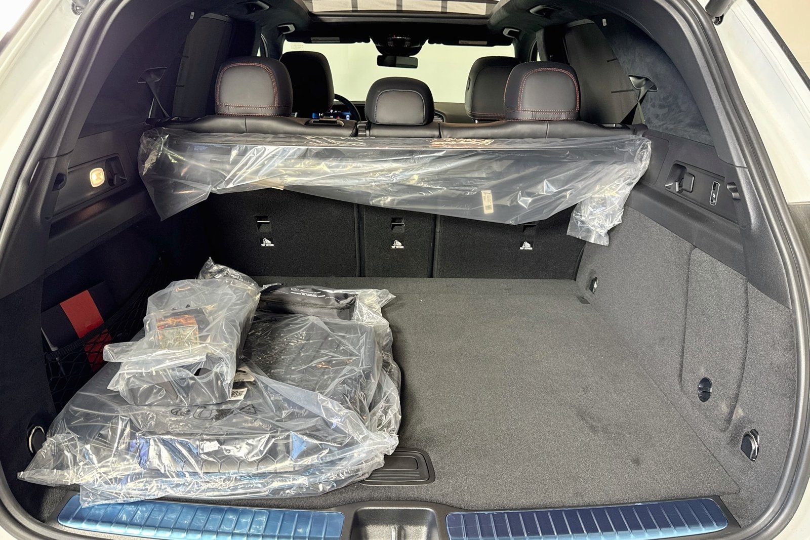 New 2026 MANUFAKTUR Moonlight White Metallic Mercedes-Benz AMG® GLE 63 S image 24
