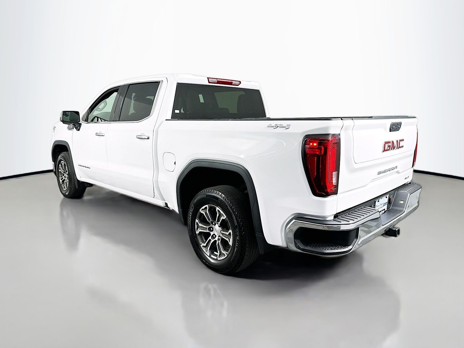 Used 2025 Summit White GMC SLT image 5