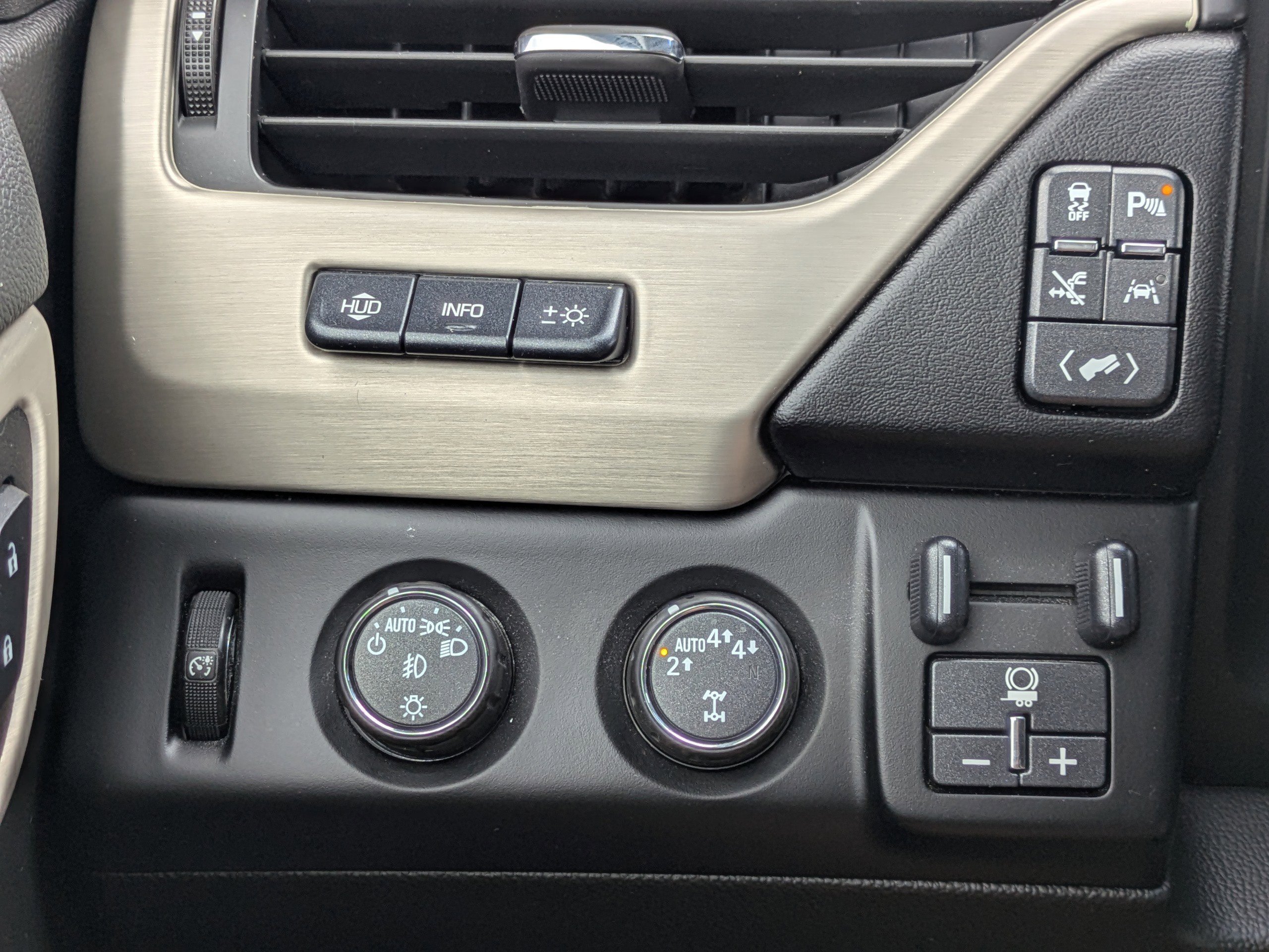 Used 2018 White Frost Tricoat GMC Denali image 25