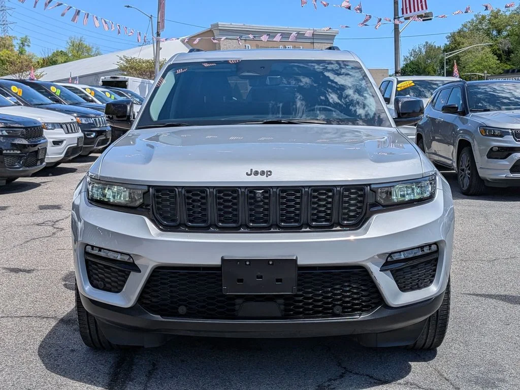 Used 2023 Silver Jeep Limited image 3