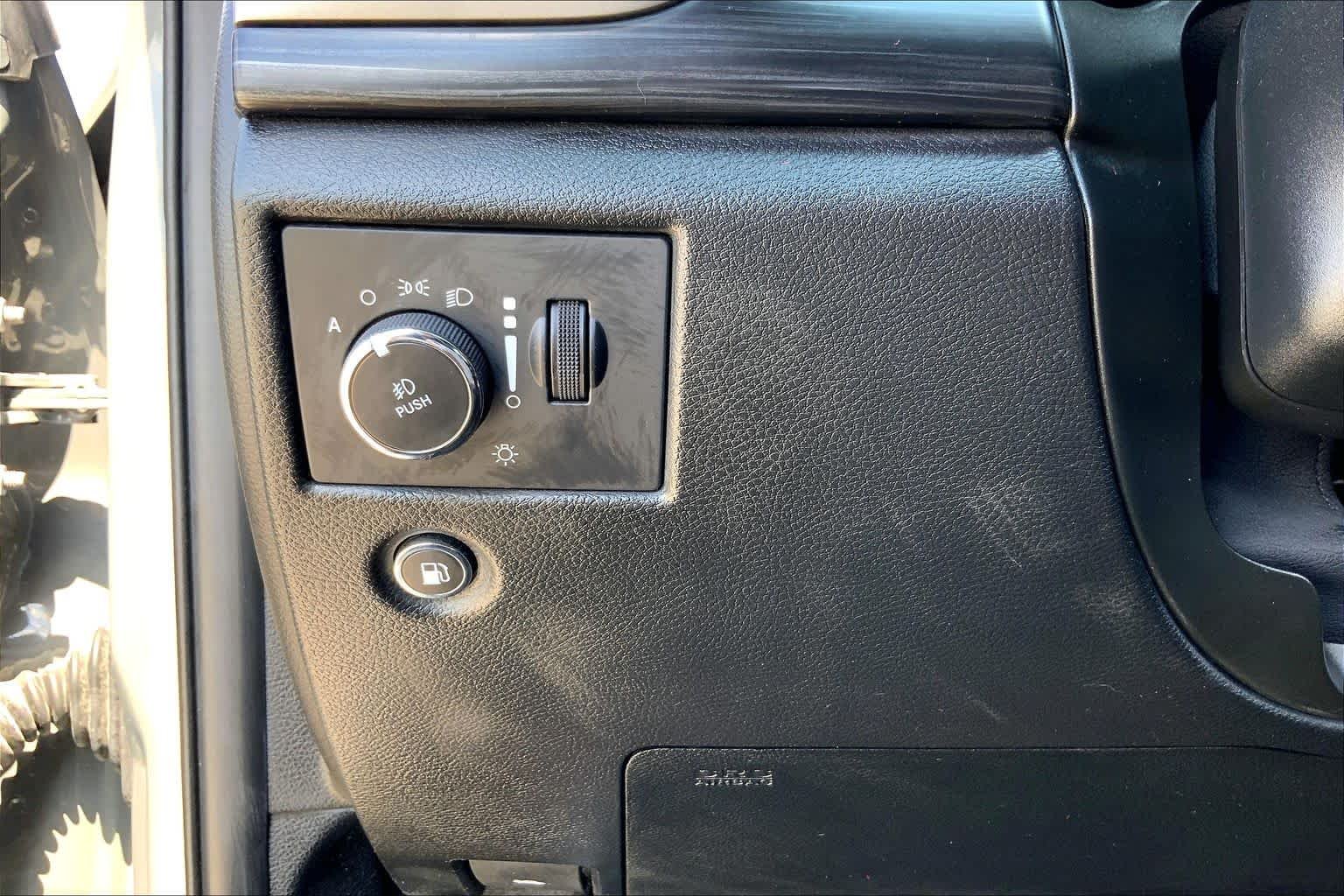 Used 2022 Sting-Gray Clearcoat Jeep Laredo X image 33