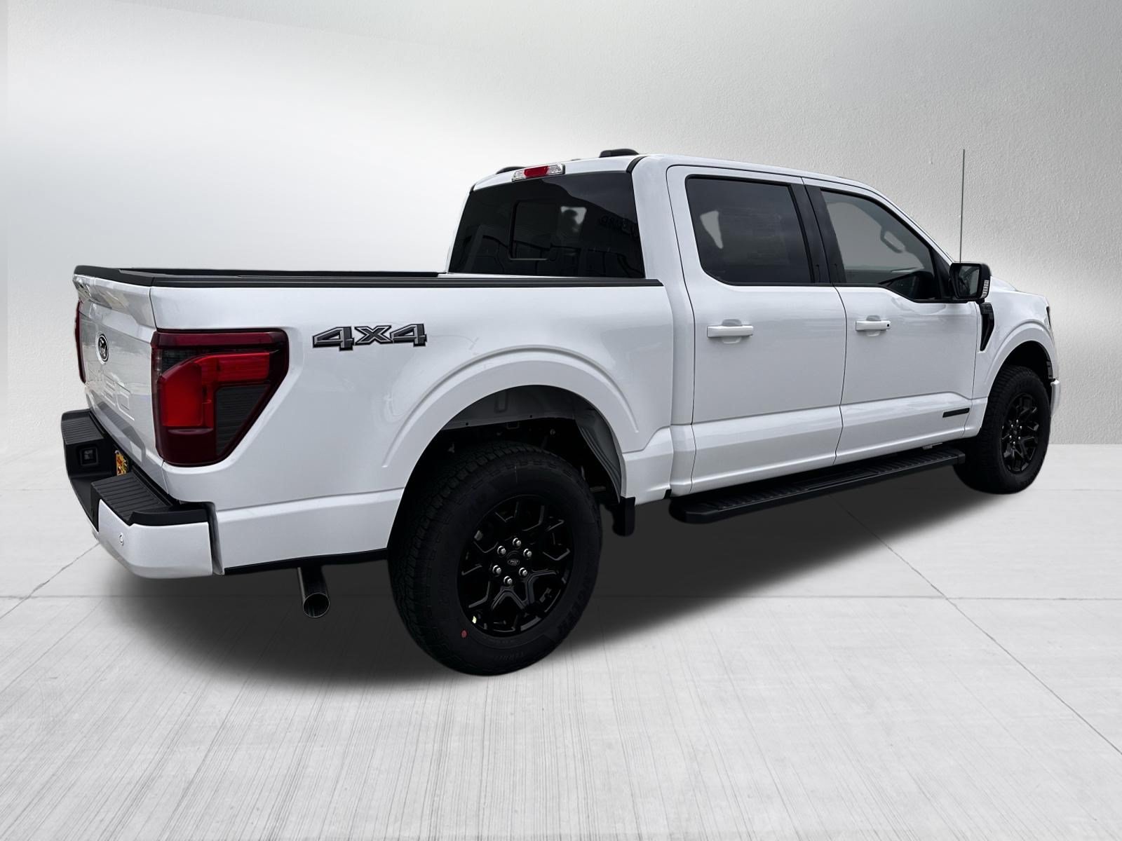 New 2026 Oxford White Ford XLT image 4