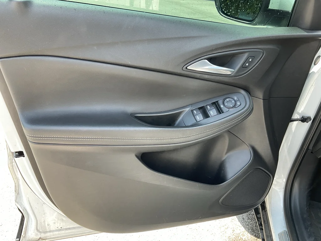 Used 2020 White Frost Tricoat Buick Select image 15
