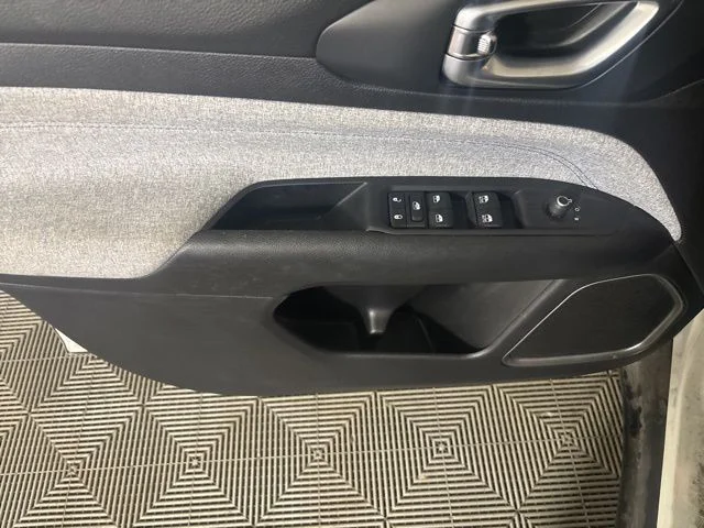 Used 2022 Bright White Clearcoat Jeep Latitude image 18