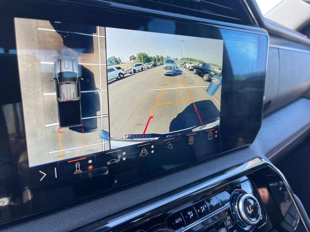 Used 2025 White GMC AT4 image 19