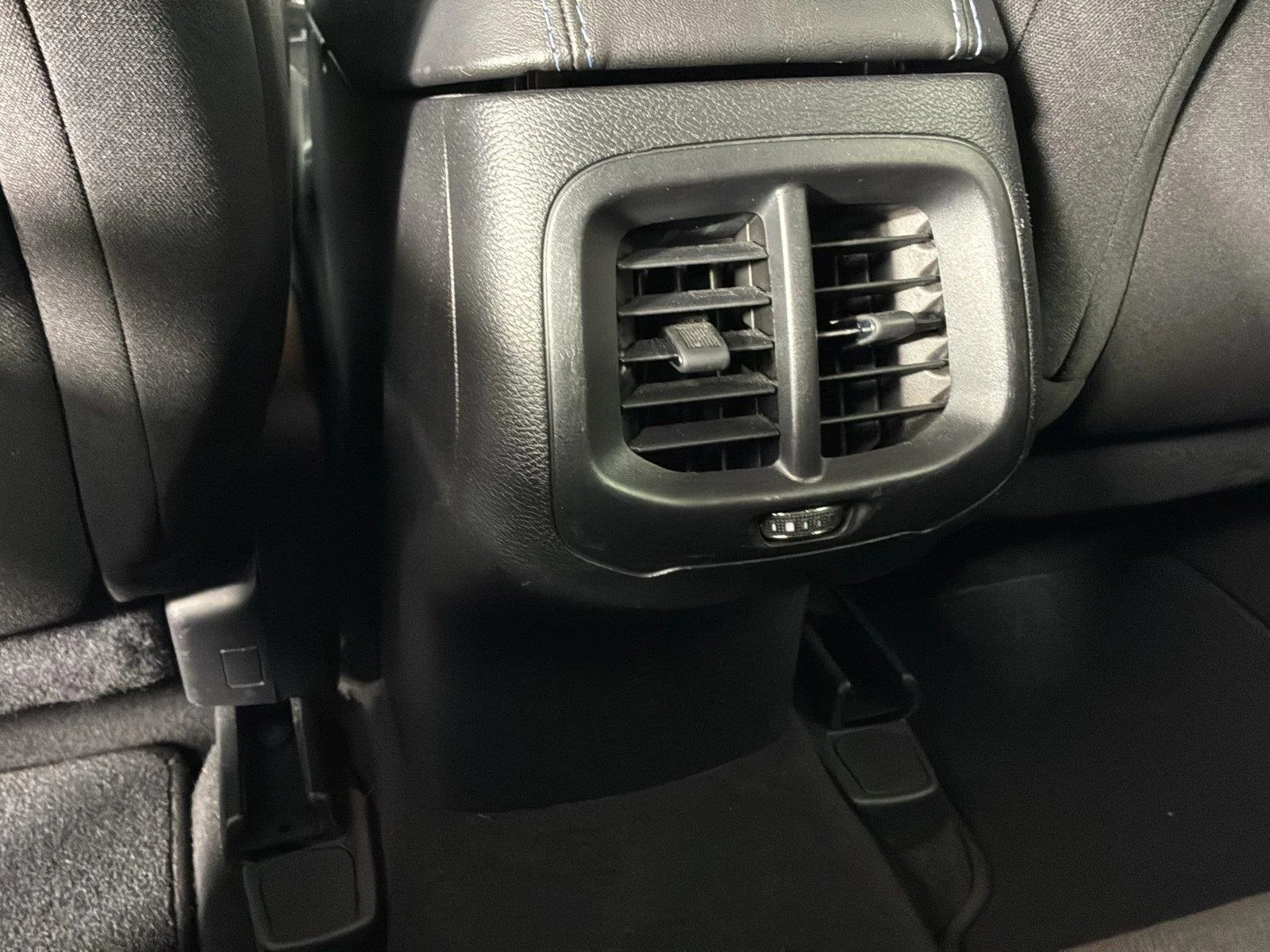 Used 2020 Diamond Black Crystal Pearlcoat Jeep Latitude image 34