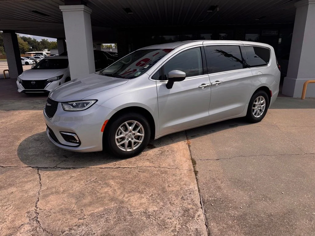 Used 2023 Silver Chrysler Touring L image 6