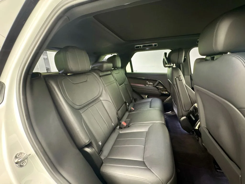 Used 2025 White Land Rover SE image 28