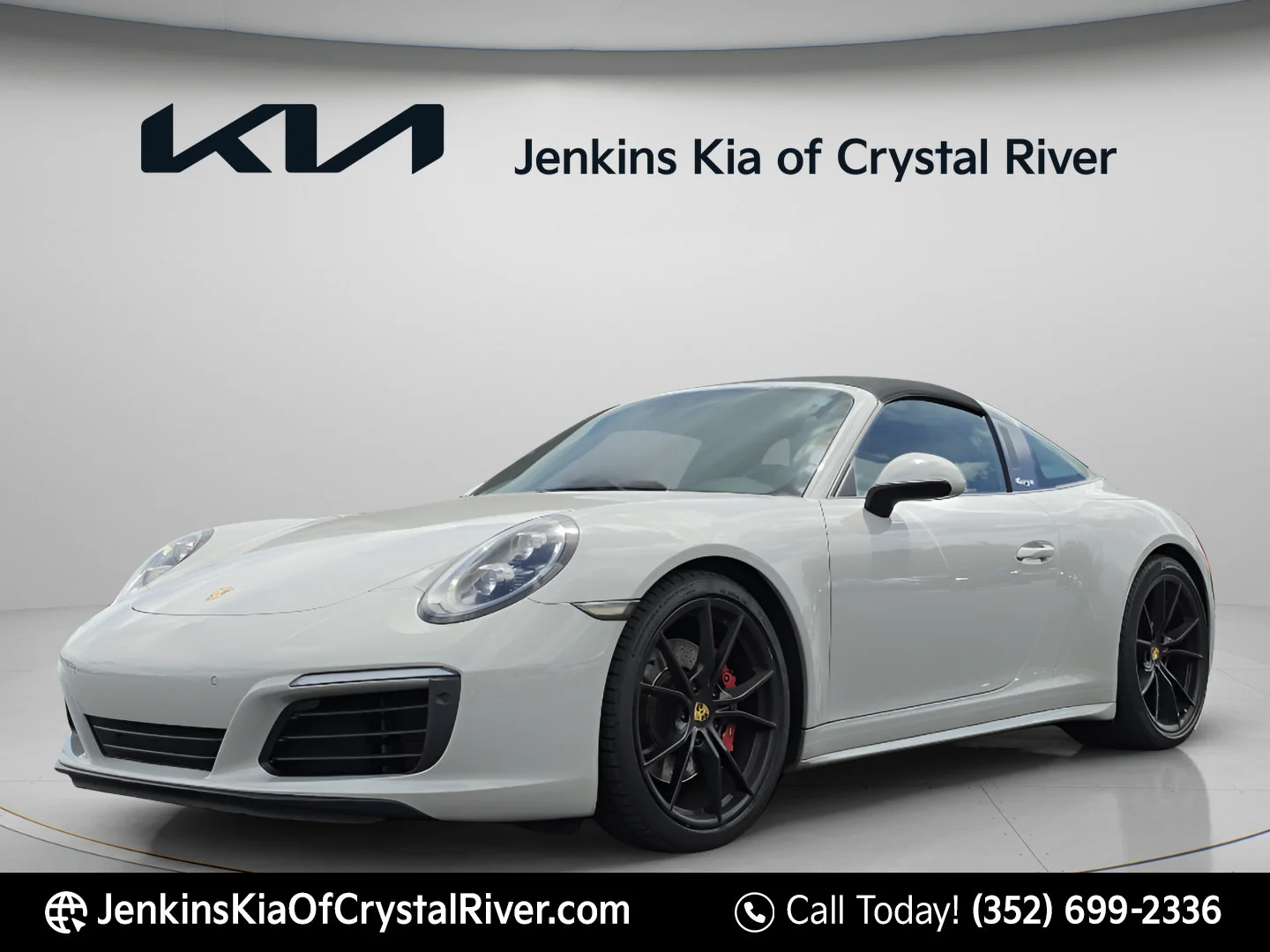 Used 2018 Chalk Porsche 4S image 11