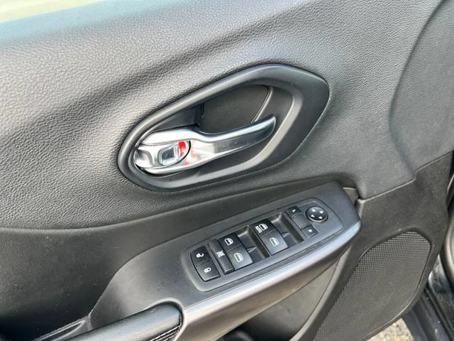 Used 2019 Diamond Black Crystal Pearlcoat Jeep Latitude image 30