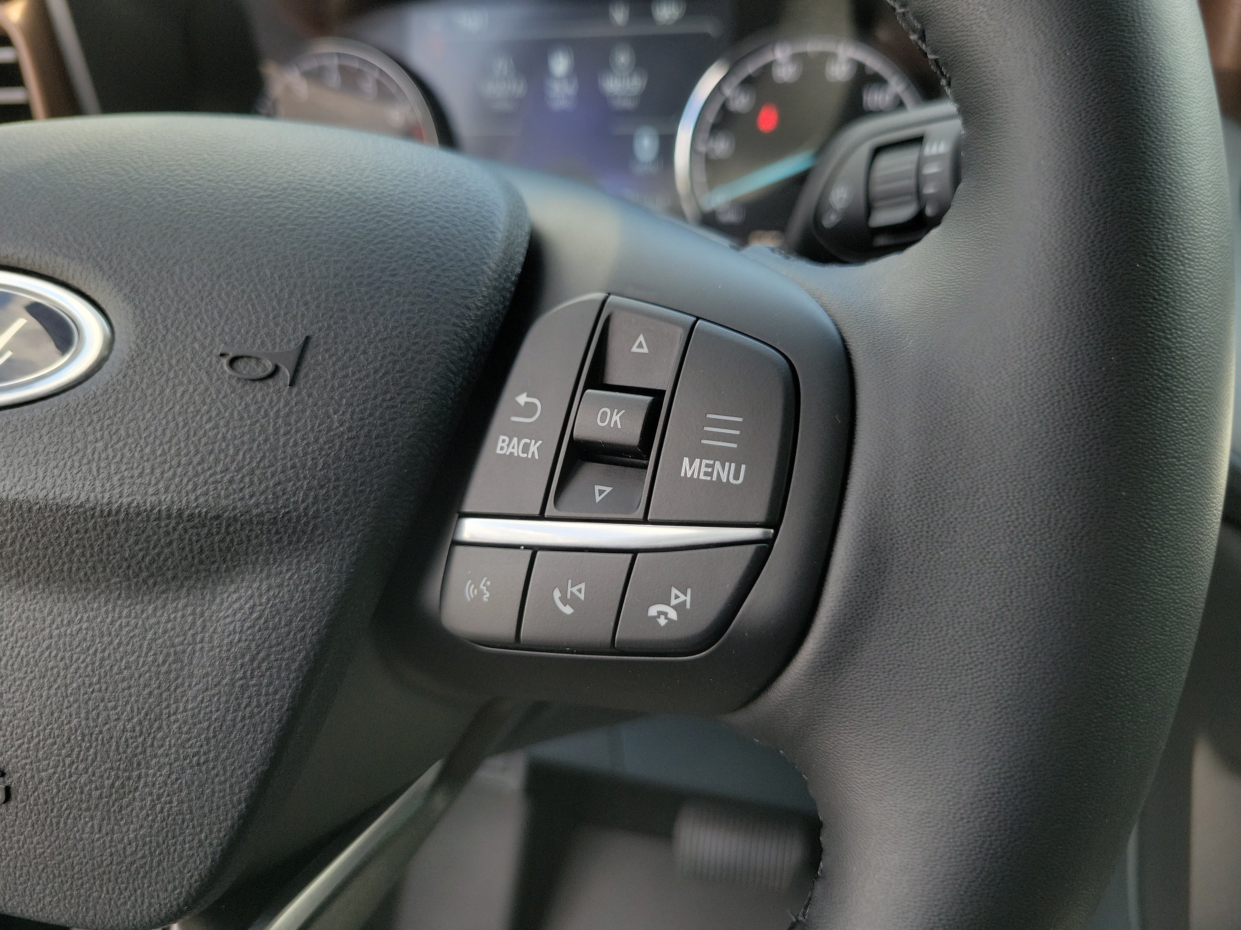 Used 2024 Gray Metallic Ford LARIAT image 25