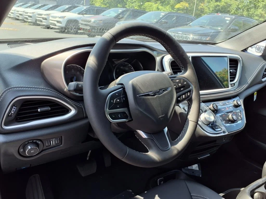 2026 Chrysler Pacifica Select - Photo 15