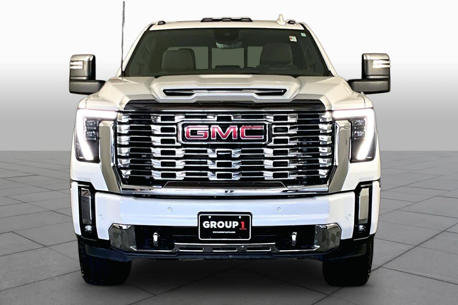 Used 2024 White Frost Tricoat GMC Denali image 4
