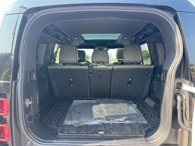 Used 2023 White Land Rover S image 10