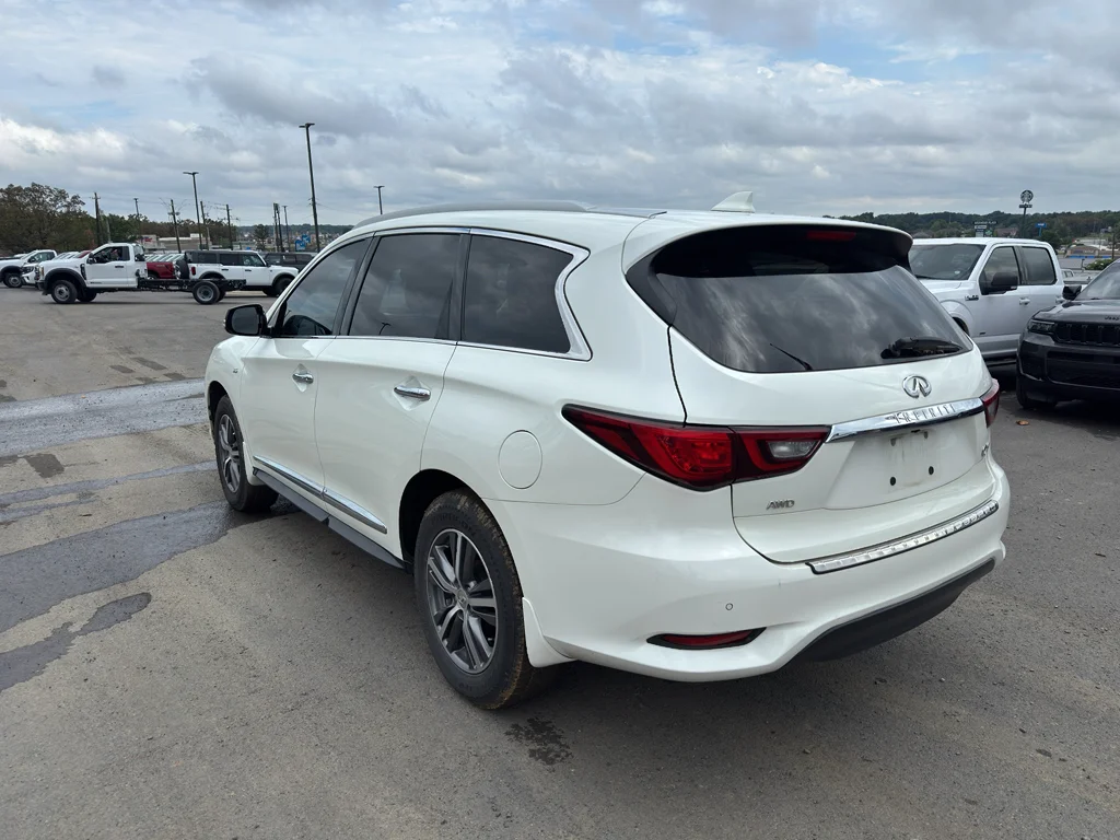 Used 2020 Majestic White INFINITI LUXE image 7