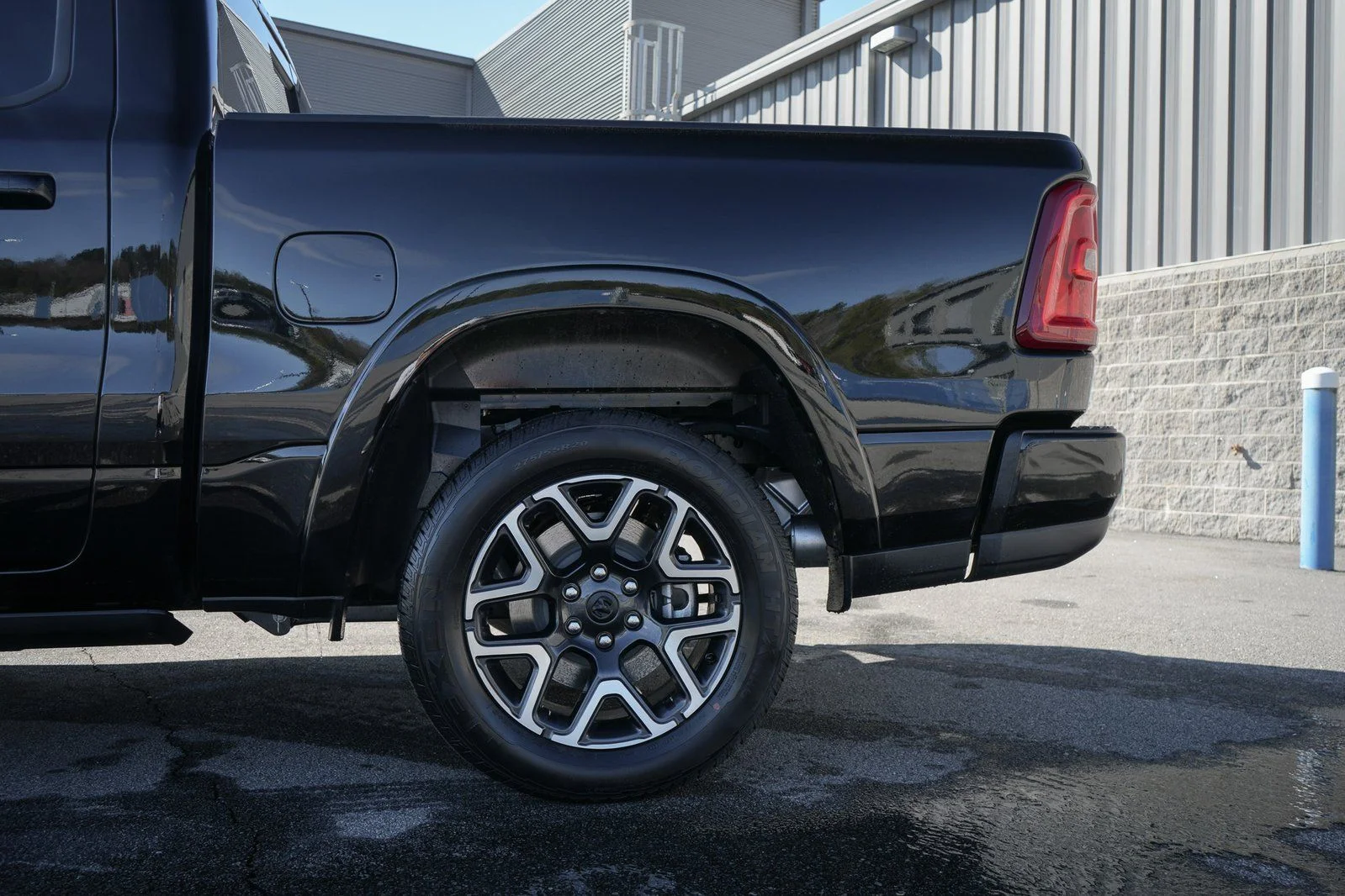New 2026 Diamond Black Crystal Pearl-Coat Exterior Paint RAM Laramie image 7