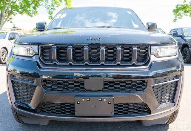 New 2026 Diamond Black Crystal Pearl-Coat Exterior Paint Jeep Altitude image 3