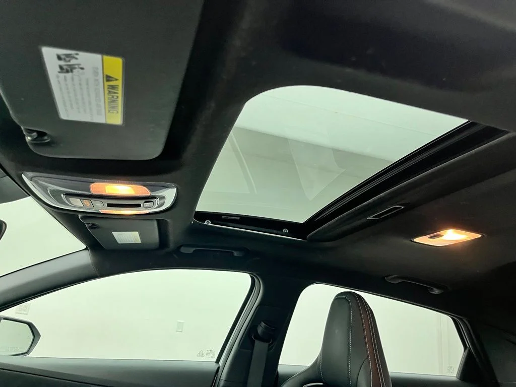 Used 2022 White Hyundai Base image 4