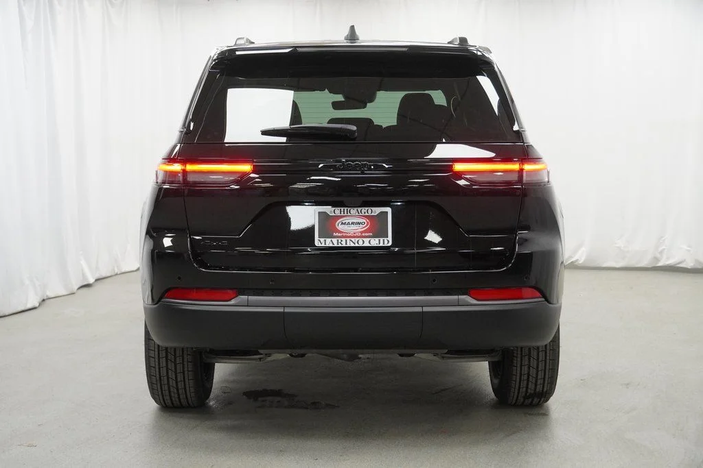 New 2026 Diamond Black Crystal Pearl-Coat Exterior Paint Jeep Altitude image 10