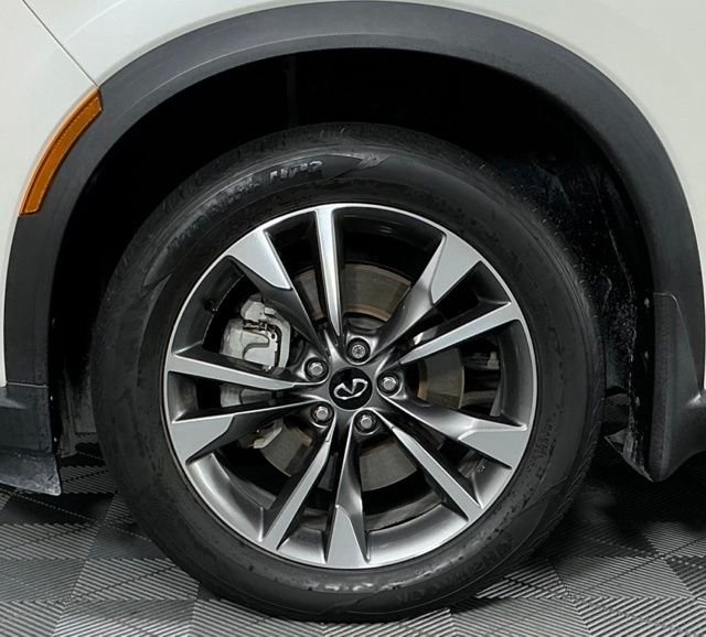 Used 2023 White INFINITI LUXE image 11