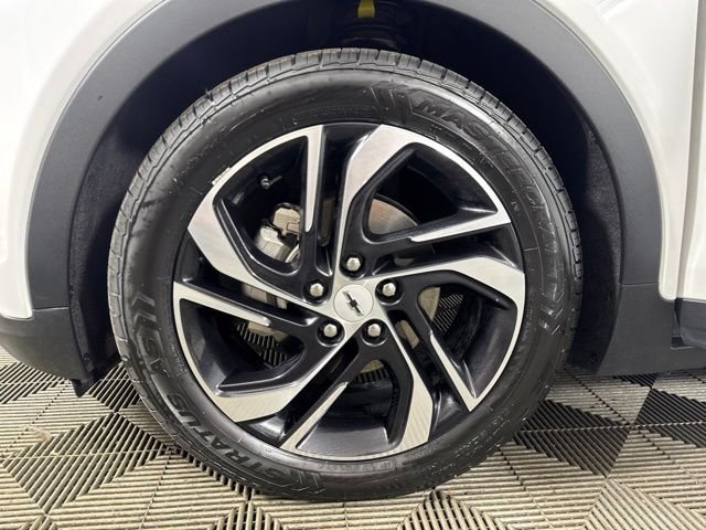 Used 2023 White Chevrolet 2LT image 10
