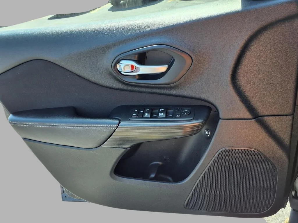 Used 2016 Gray Jeep Latitude image 16