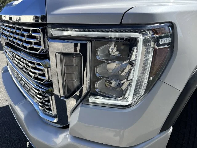Used 2022 White GMC Denali image 33