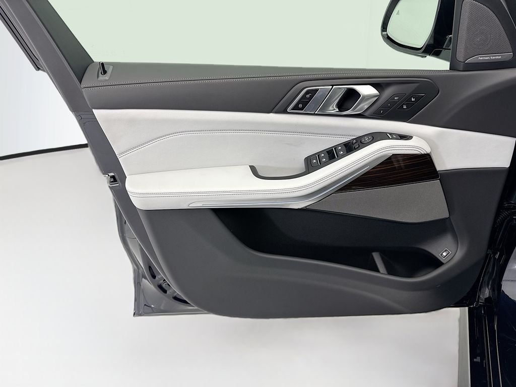 New 2026 Carbon Black Metallic BMW xDrive50e image 23