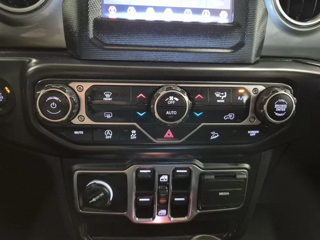 Used 2019 Bright White Clearcoat Jeep Unlimited Sahara image 33