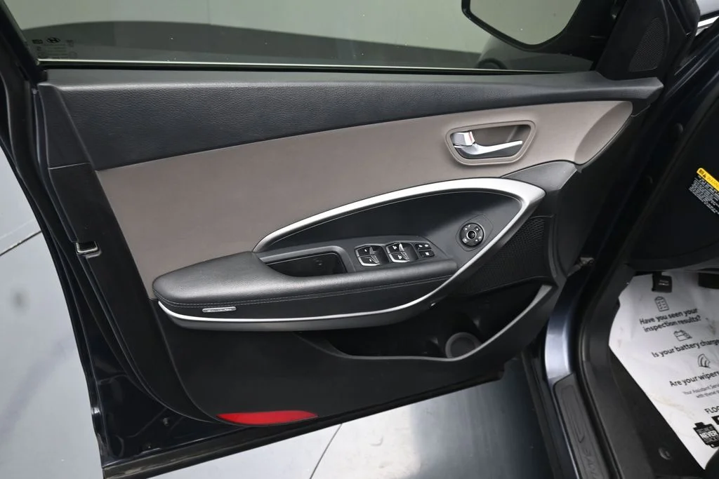 Used 2019 Blue Hyundai SE image 18