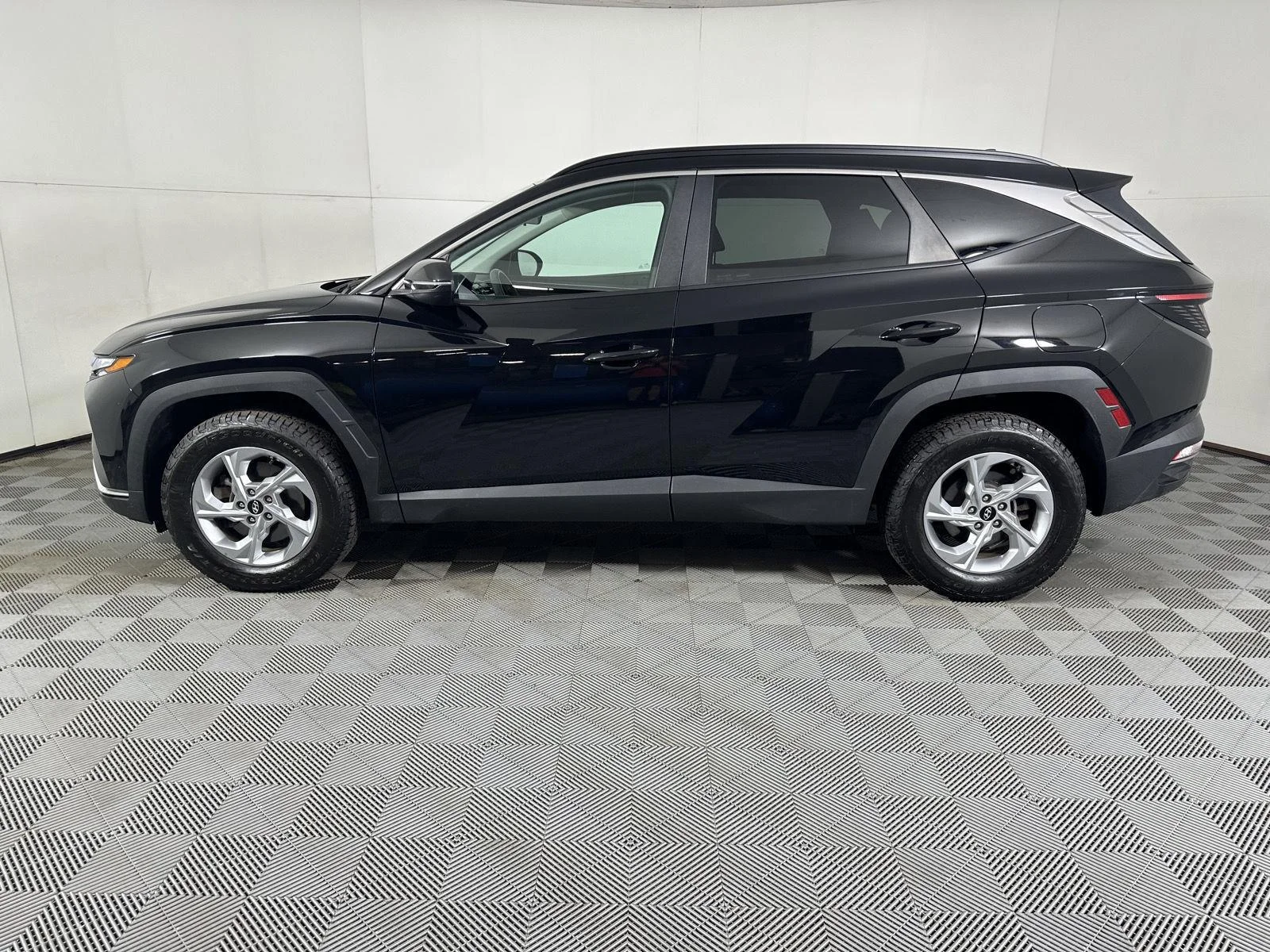 Used 2023 Phantom Black Hyundai SEL image 5