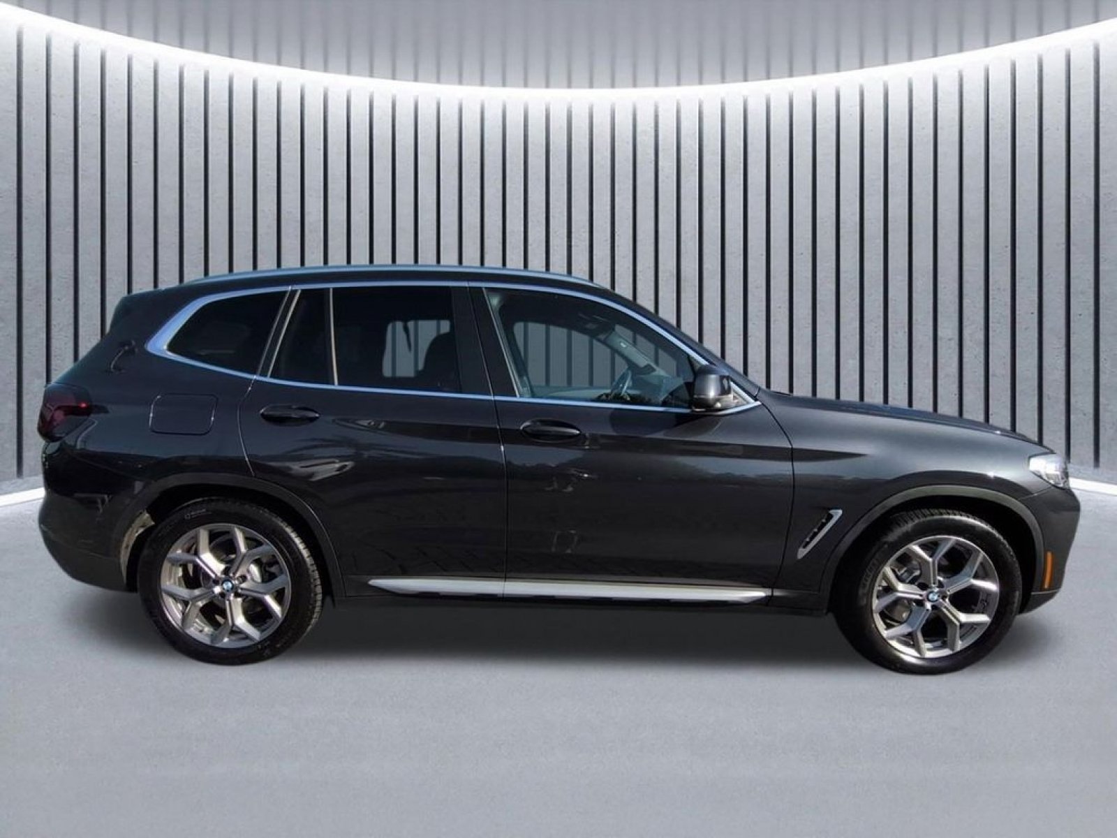 Used 2022 Dark Graphite BMW xDrive30i image 4