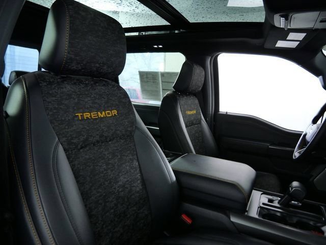 Used 2025  Ford Tremor image 12