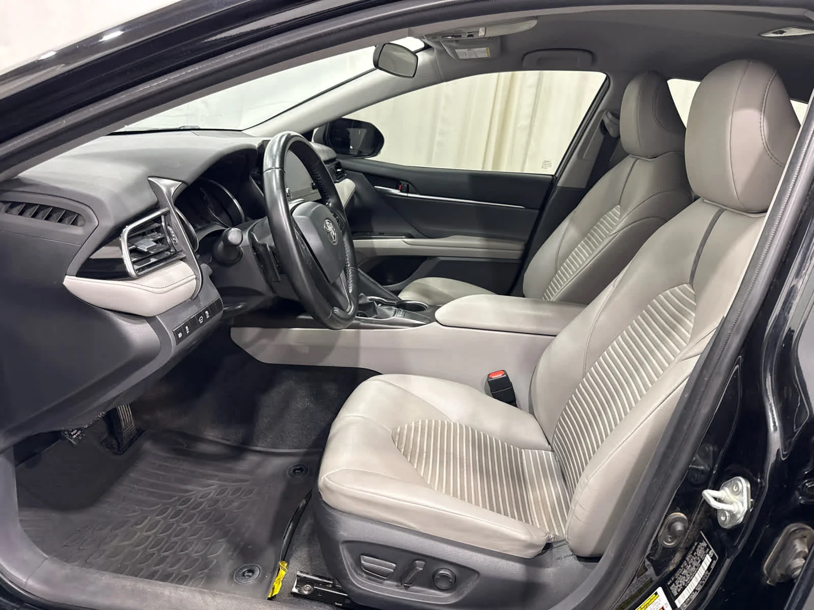 2023 Toyota Camry SE - Photo 10