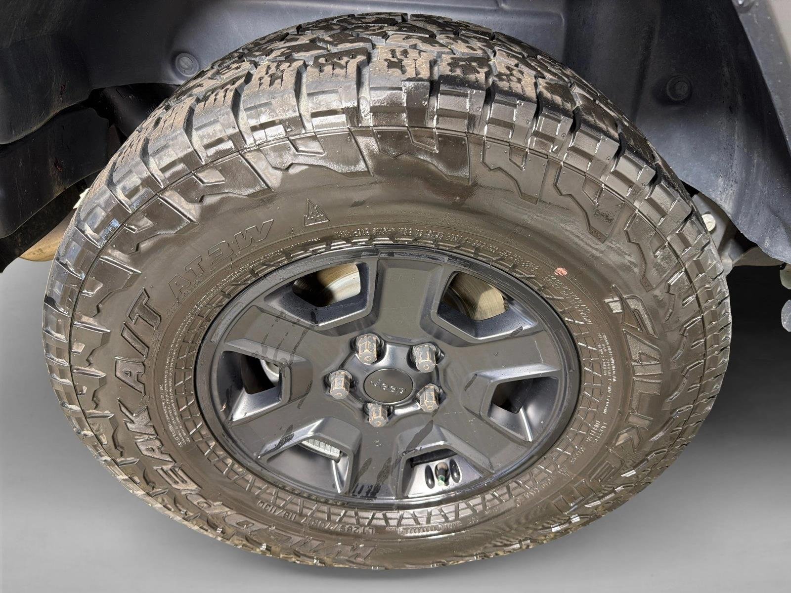 Used 2024 Sarge Green Clearcoat Jeep Sahara image 17