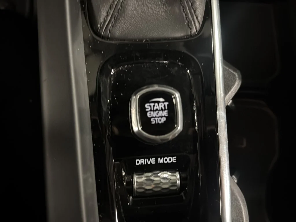 Used 2019 Black Volvo T6 Momentum image 25