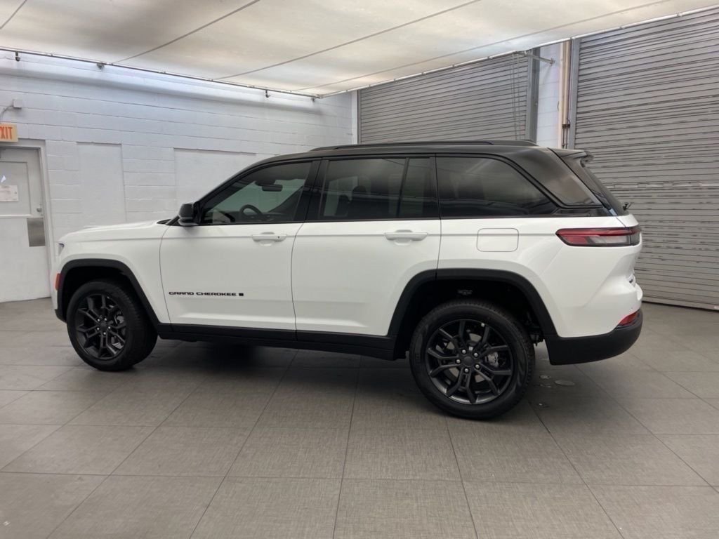 New 2025 Bright White Clear-Coat Exterior Paint Jeep Limited image 5