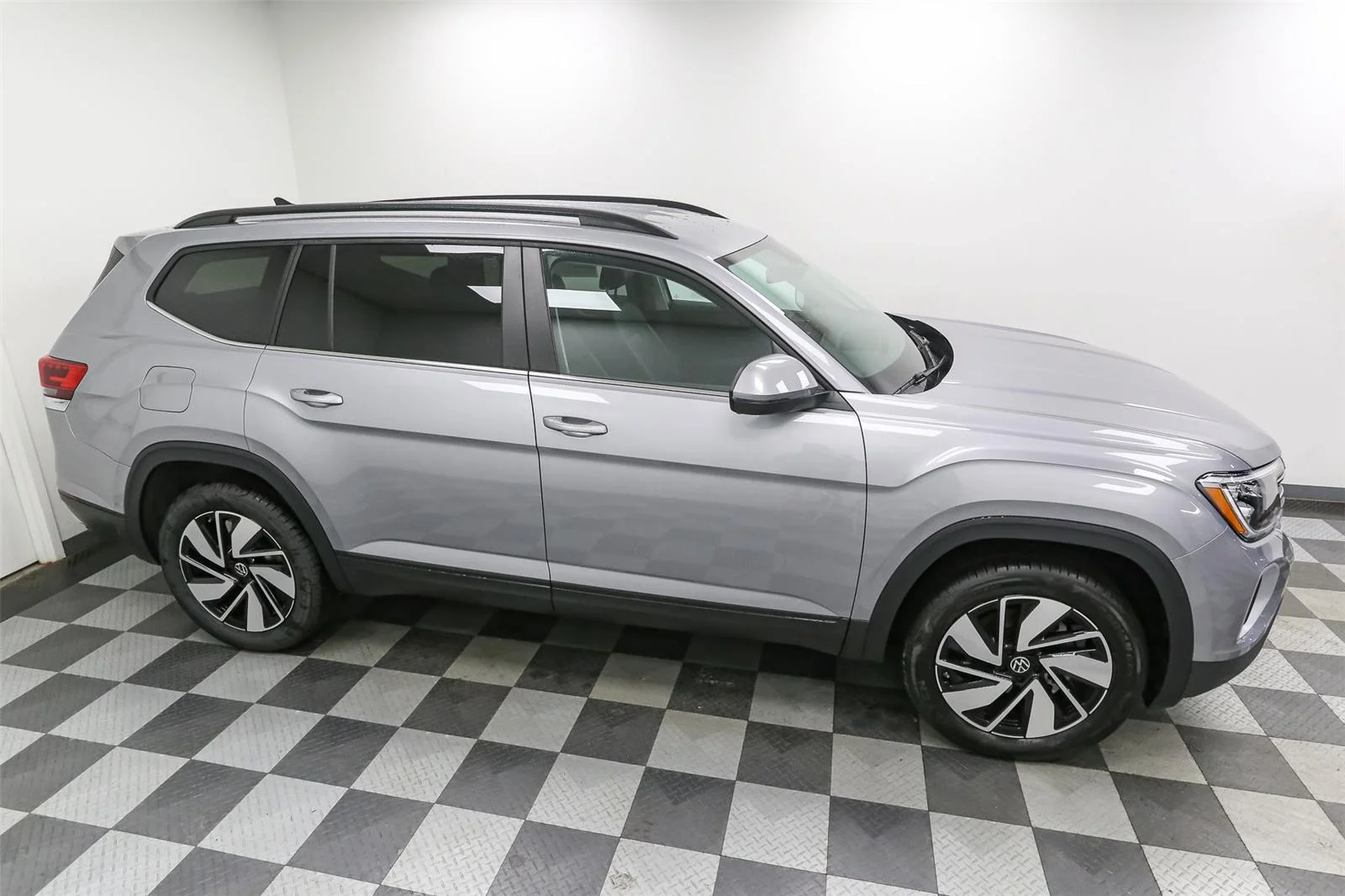 New 2026 Silver Mist Metallic Volkswagen 2.0T SE w/Technology image 5