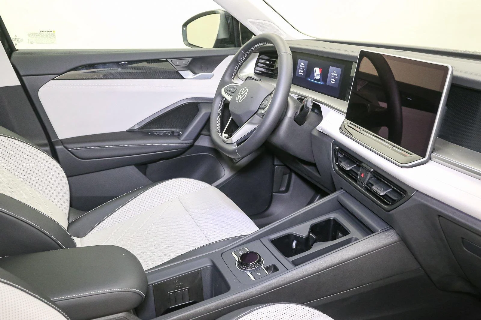 New 2026 Deep Black Pearl Volkswagen SE image 15