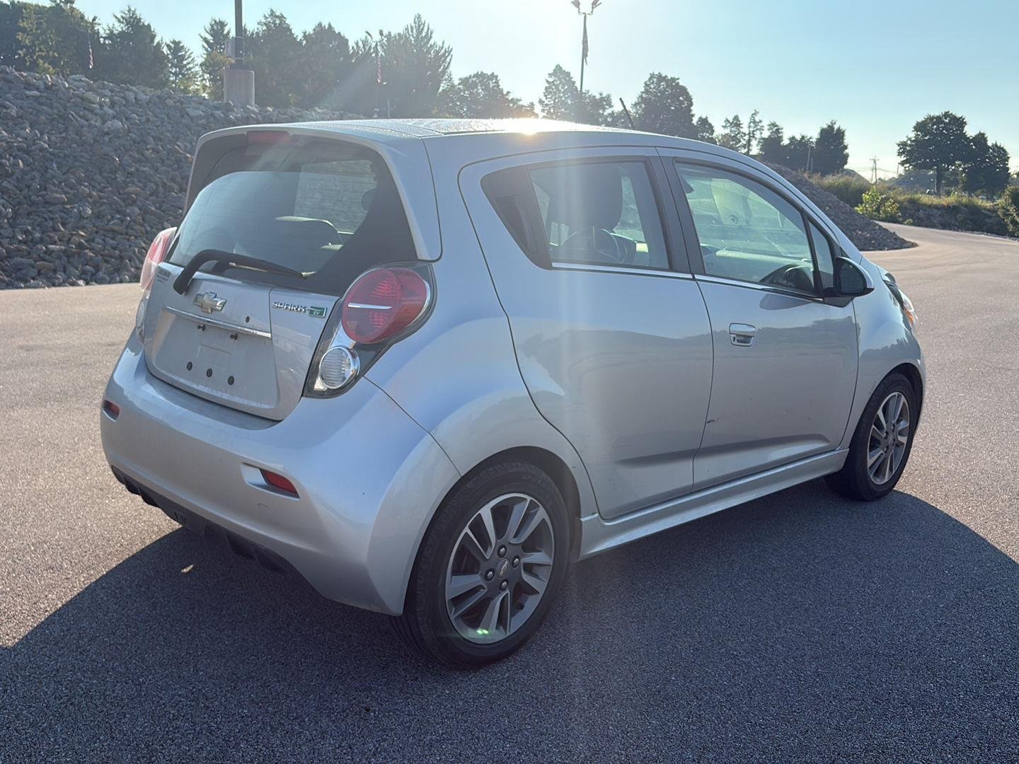 Used 2016 SILVER CHEVROLET HATCHBACK image 3