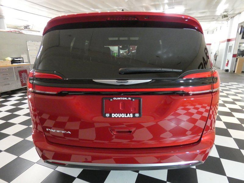 Used 2024 RED Chrysler Pinnacle FWD image 5