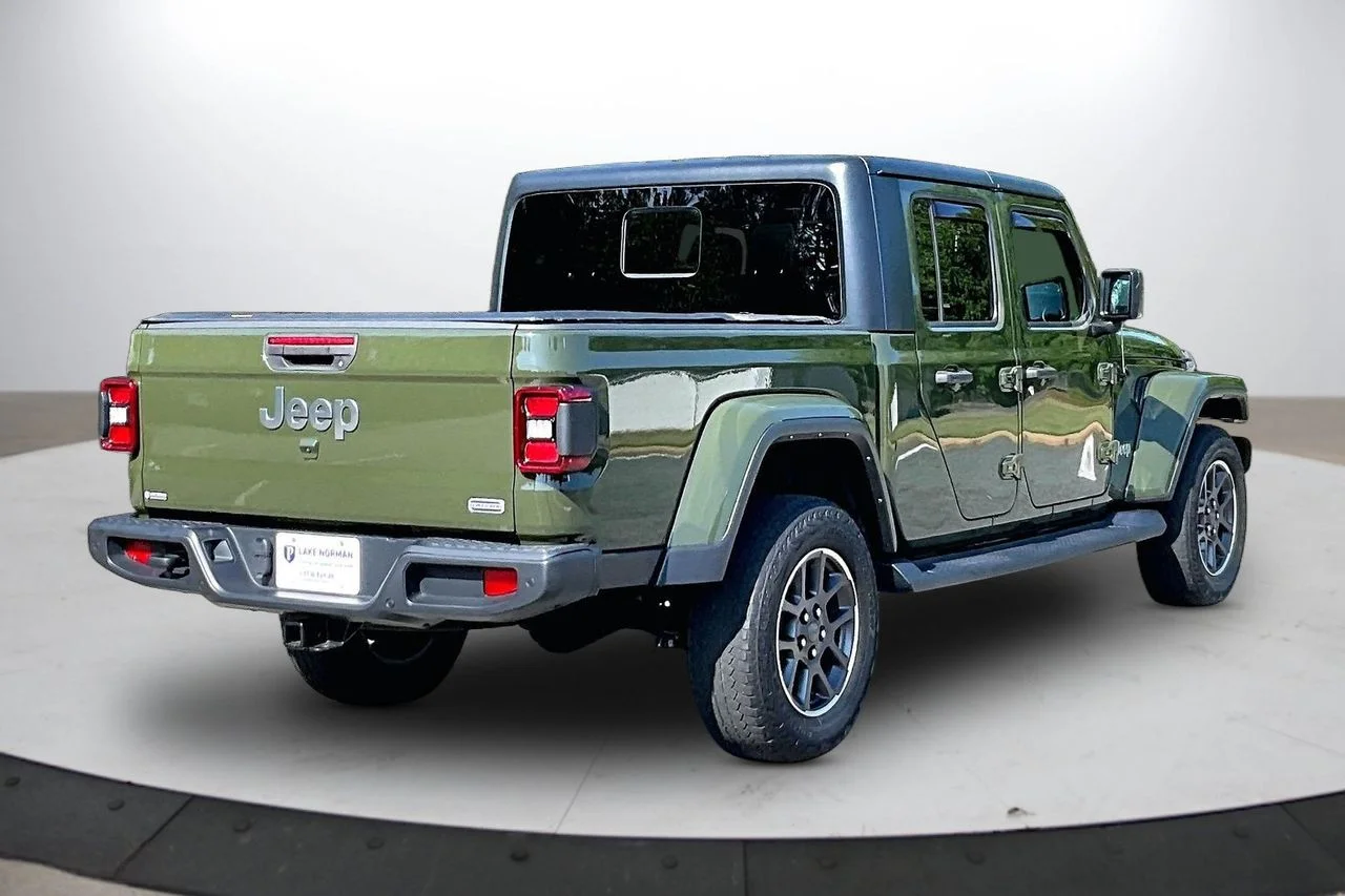 Used 2022 Green Jeep Overland image 9
