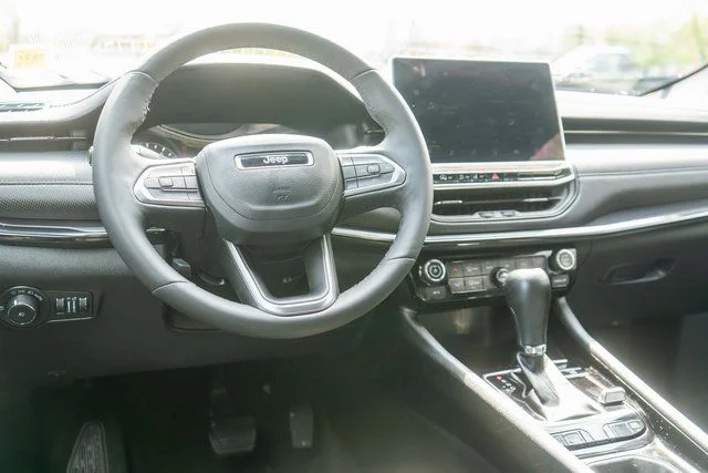 Used 2023 White Jeep Latitude image 14