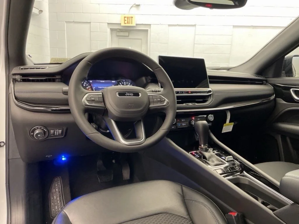 New 2026 White Jeep Latitude image 9