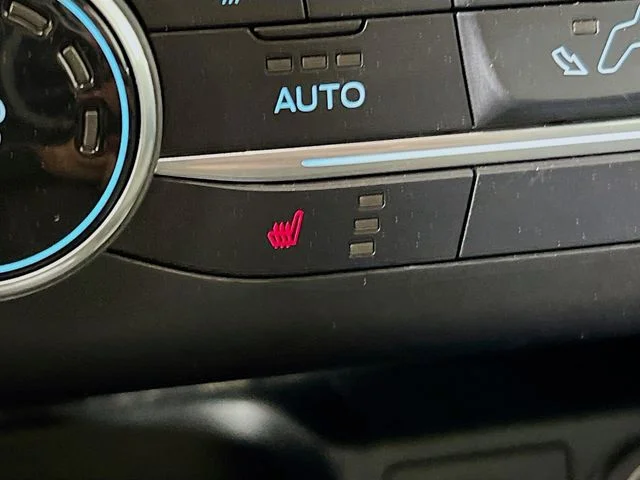 Used 2020 Oxford White Ford SE image 21