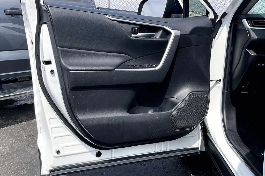 Used 2021 White Toyota XLE image 21