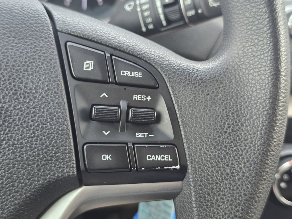 Used 2018 White Hyundai SE image 30