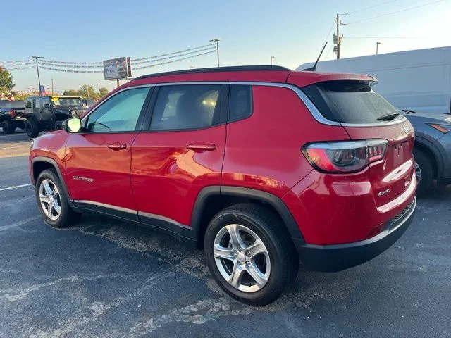 Used 2024  Jeep Latitude image 4